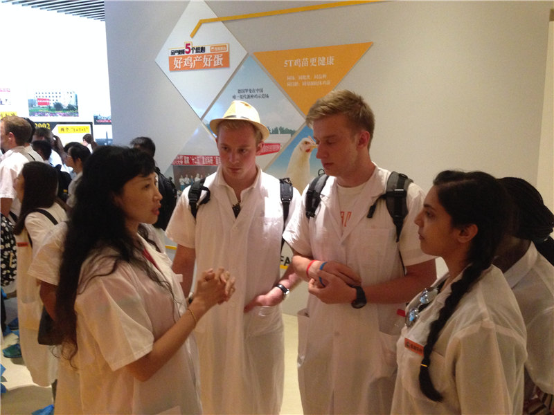 1-Bradford University的交流学生与bat365官网孙群老师展开讨论交流.jpg 1-Bradford University的交流学生与bat365官网孙群老师展开讨论交流.jpg