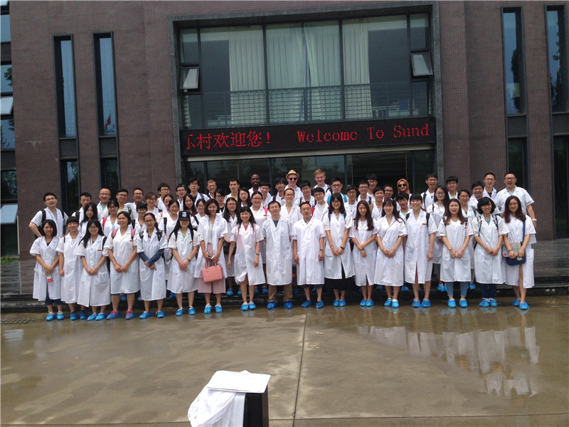 3-进行参观学习的全体师生在圣迪乐村公司基地园区合影.jpg 3-进行参观学习的全体师生在圣迪乐村公司基地园区合影.jpg